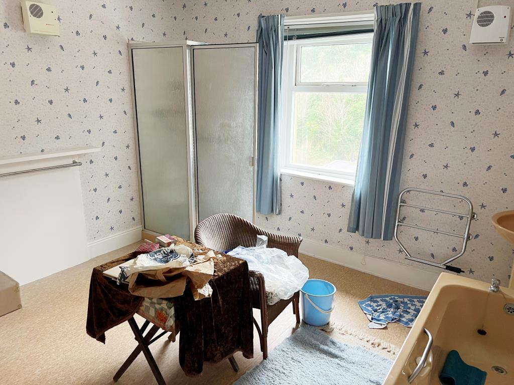 Lot: 76 - THREE/FOUR BEDROOM TOWN CENTRE HOUSE FOR IMPROVEMENT - Bathroom
